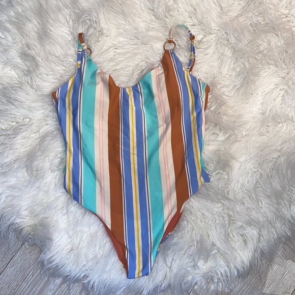 Beautiful one piece - Picture 3 of 4